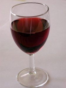 450px-Glass_wine_on_table-225x300